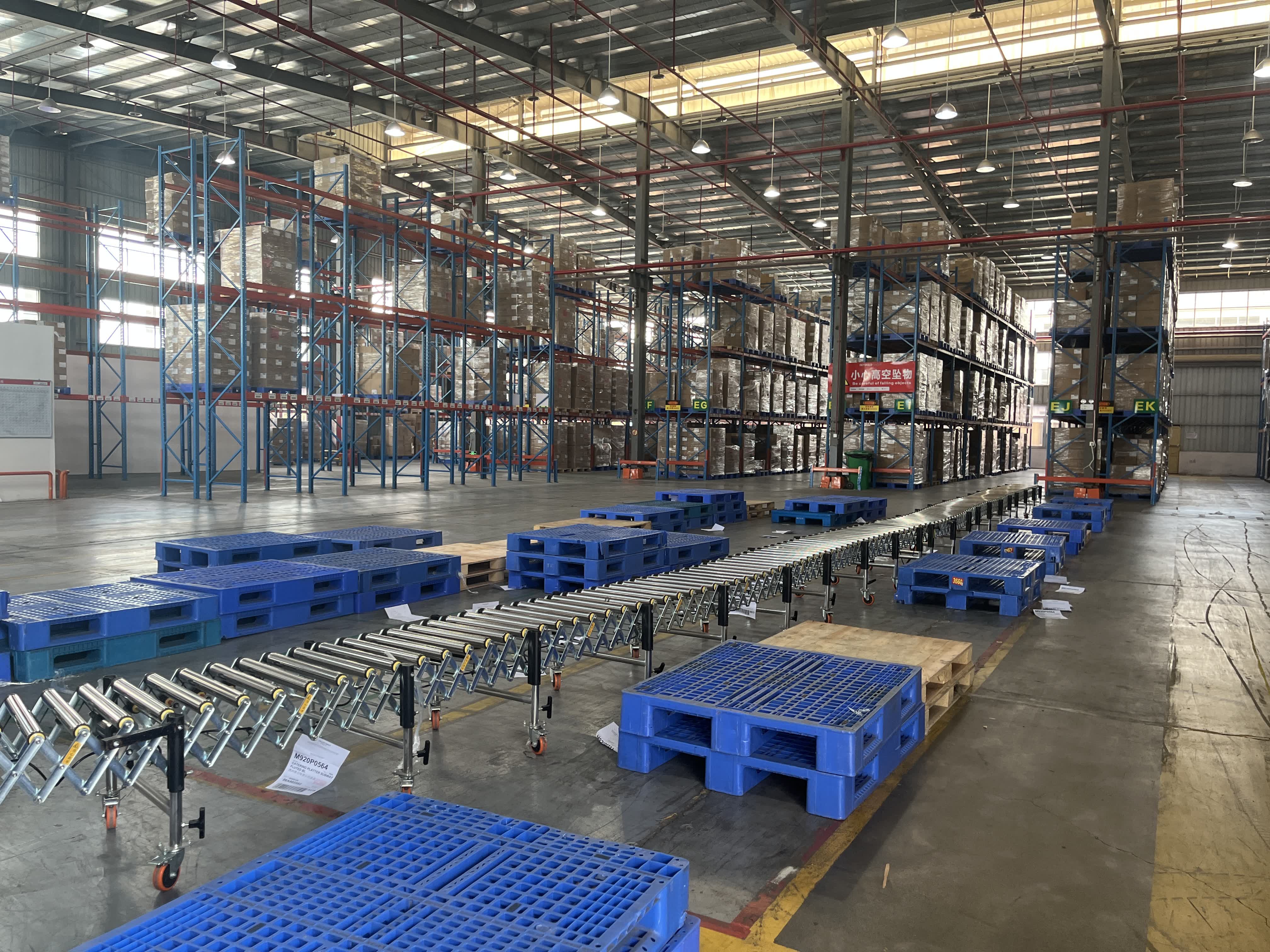 大型仓库中使用滚筒输送机