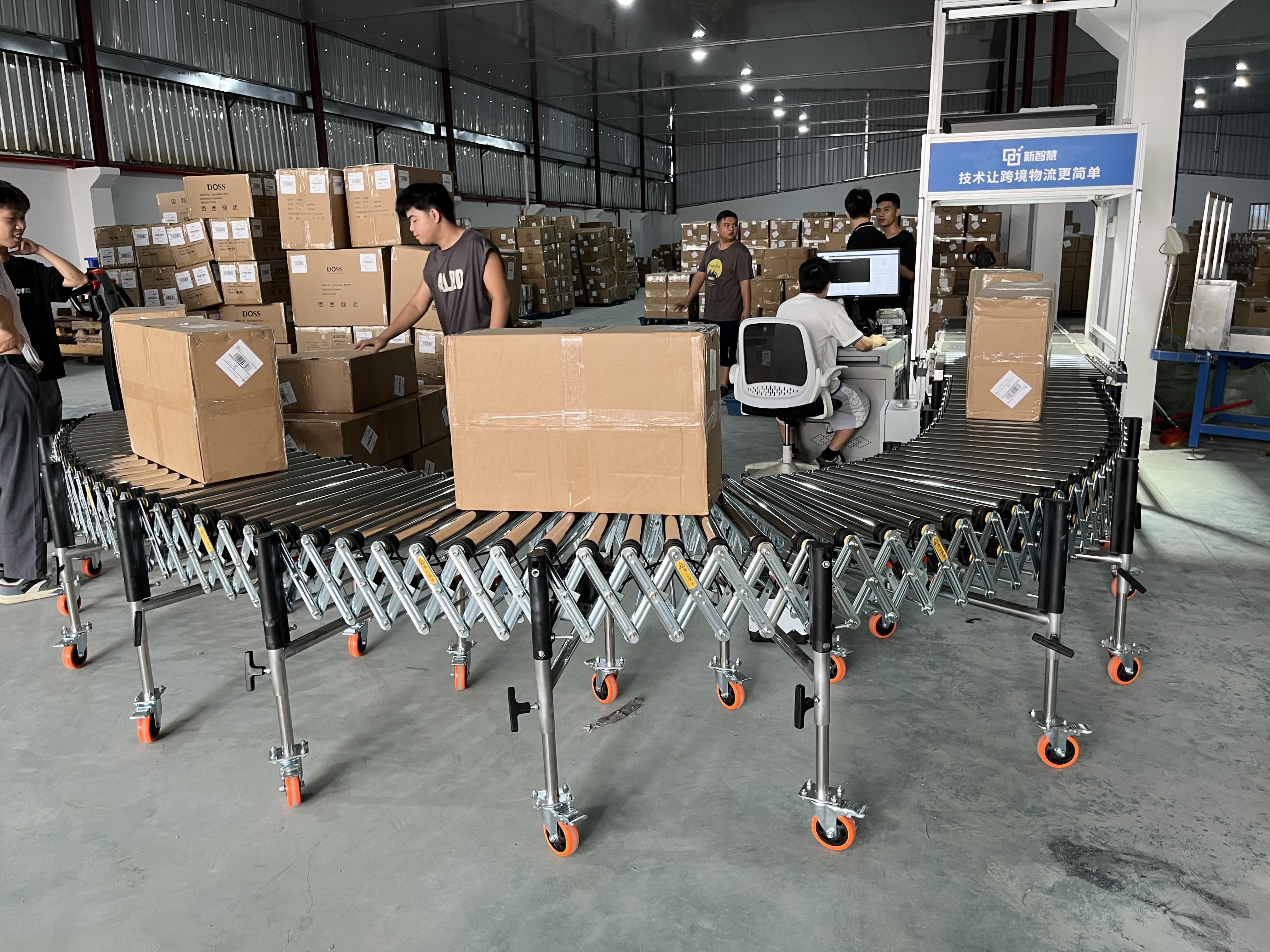 货物通过滚筒输送机进入入库系统