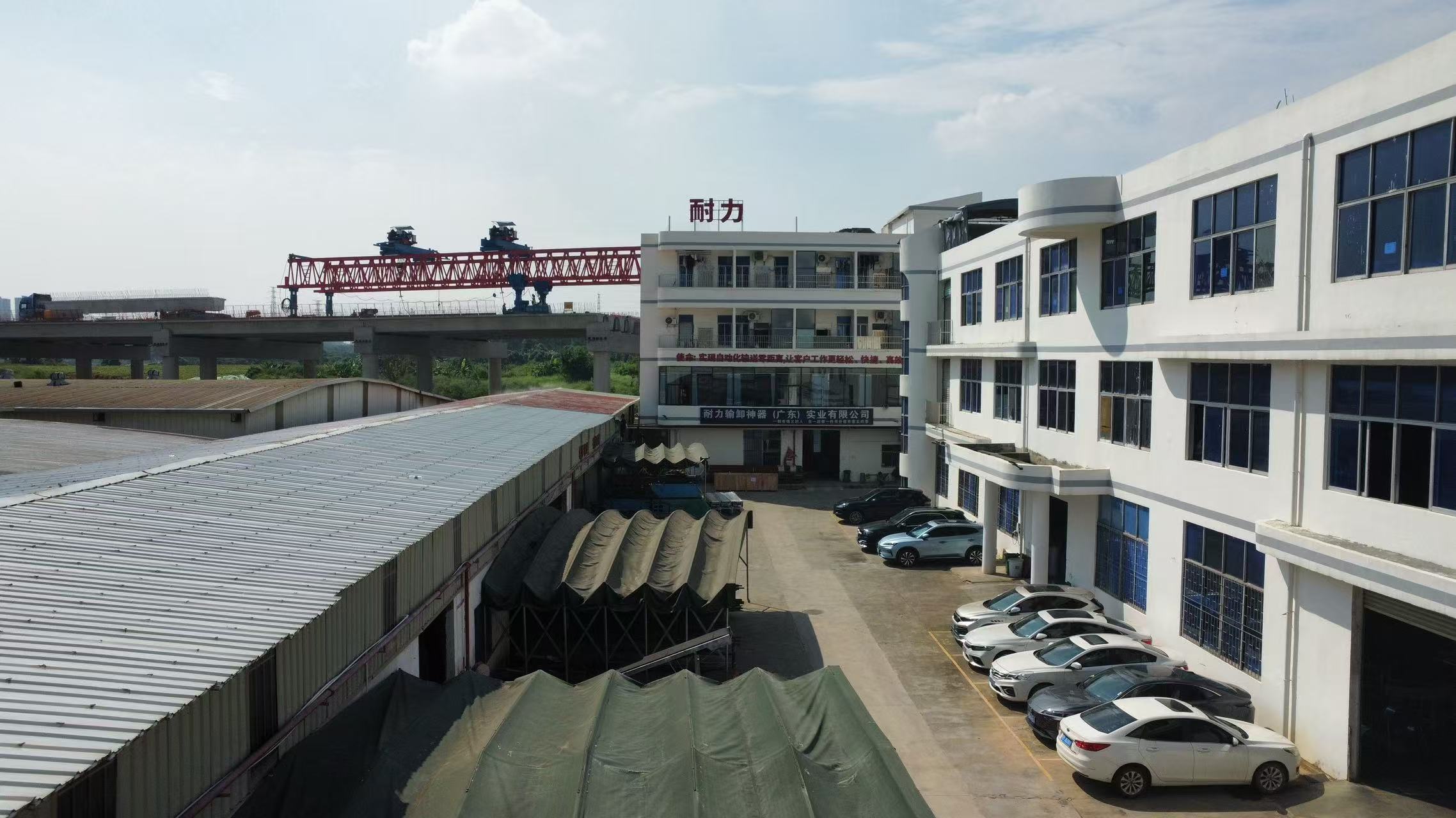 耐力输卸的工厂全景航拍图