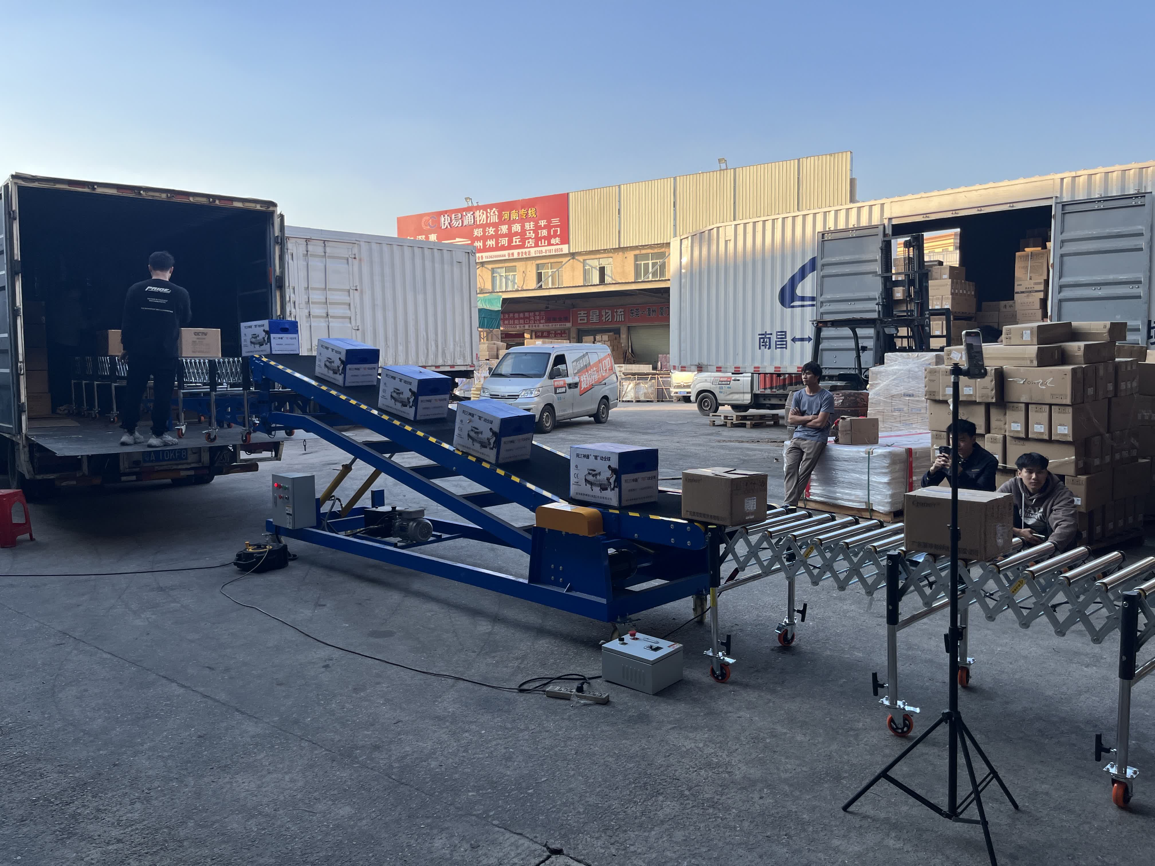 中型爬坡机+滚筒输送机装卸货