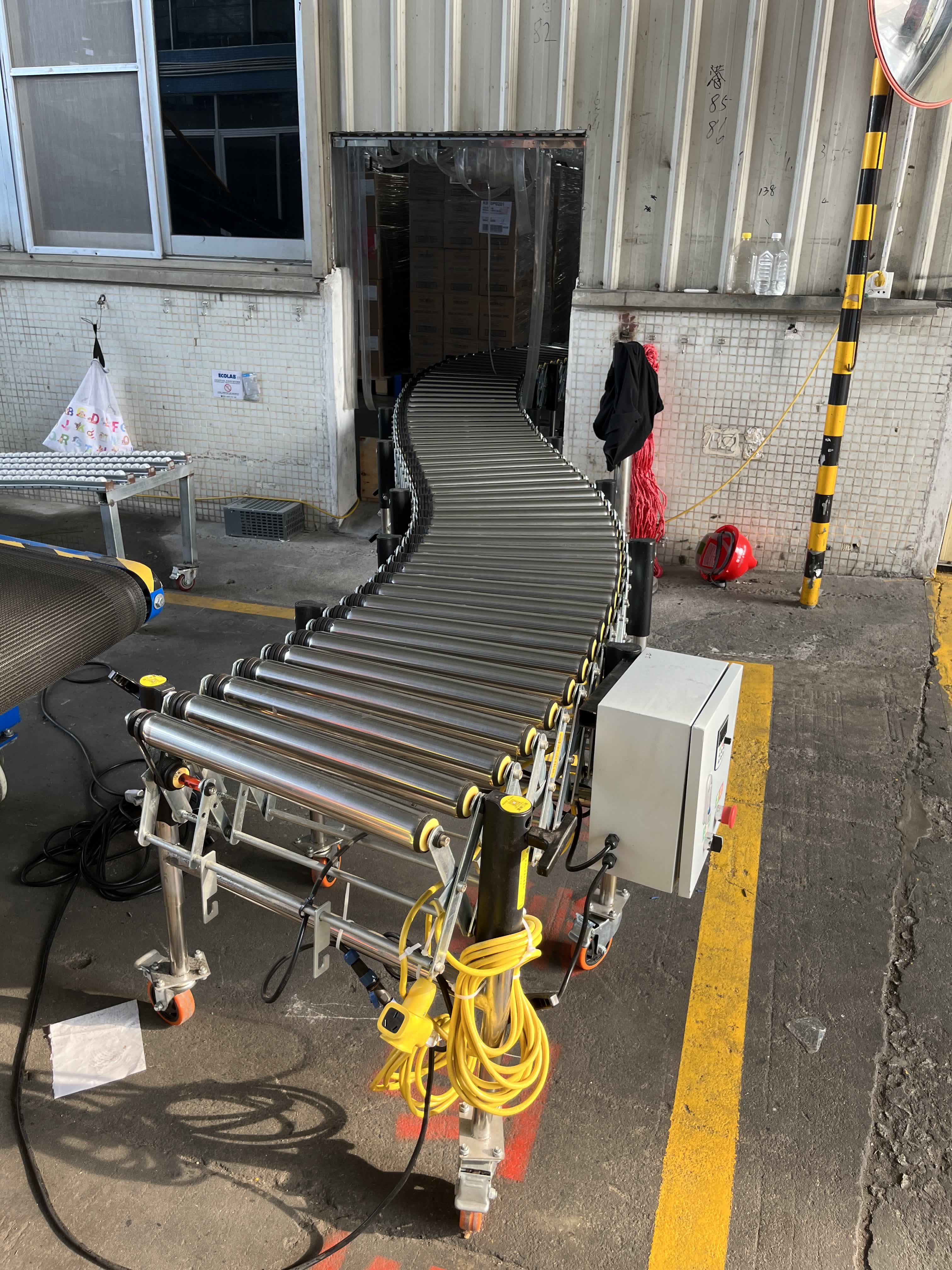 滚筒输送机从仓库延伸到装卸货区域