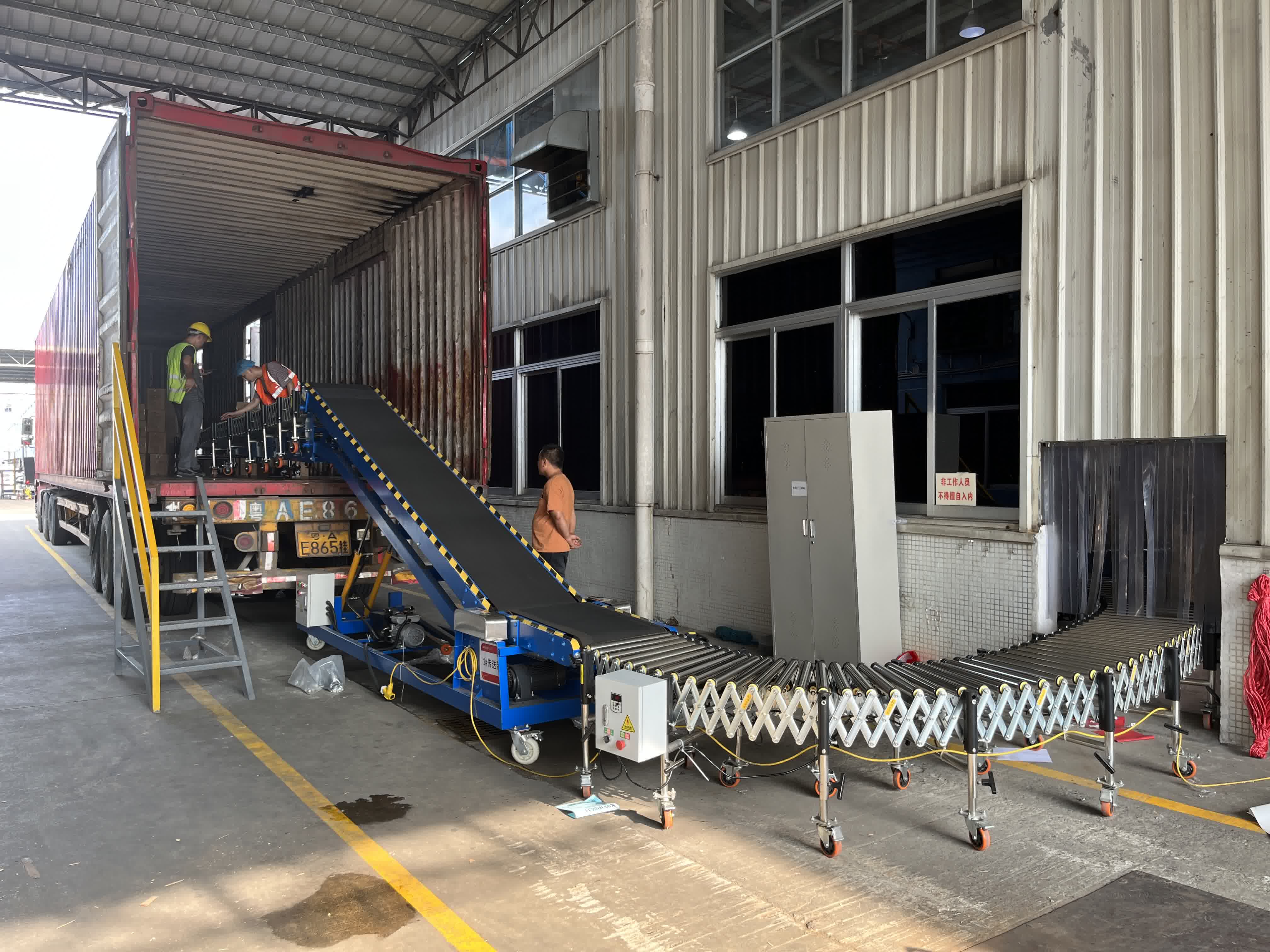 中型爬坡机+滚筒输送机装卸货方案效果图