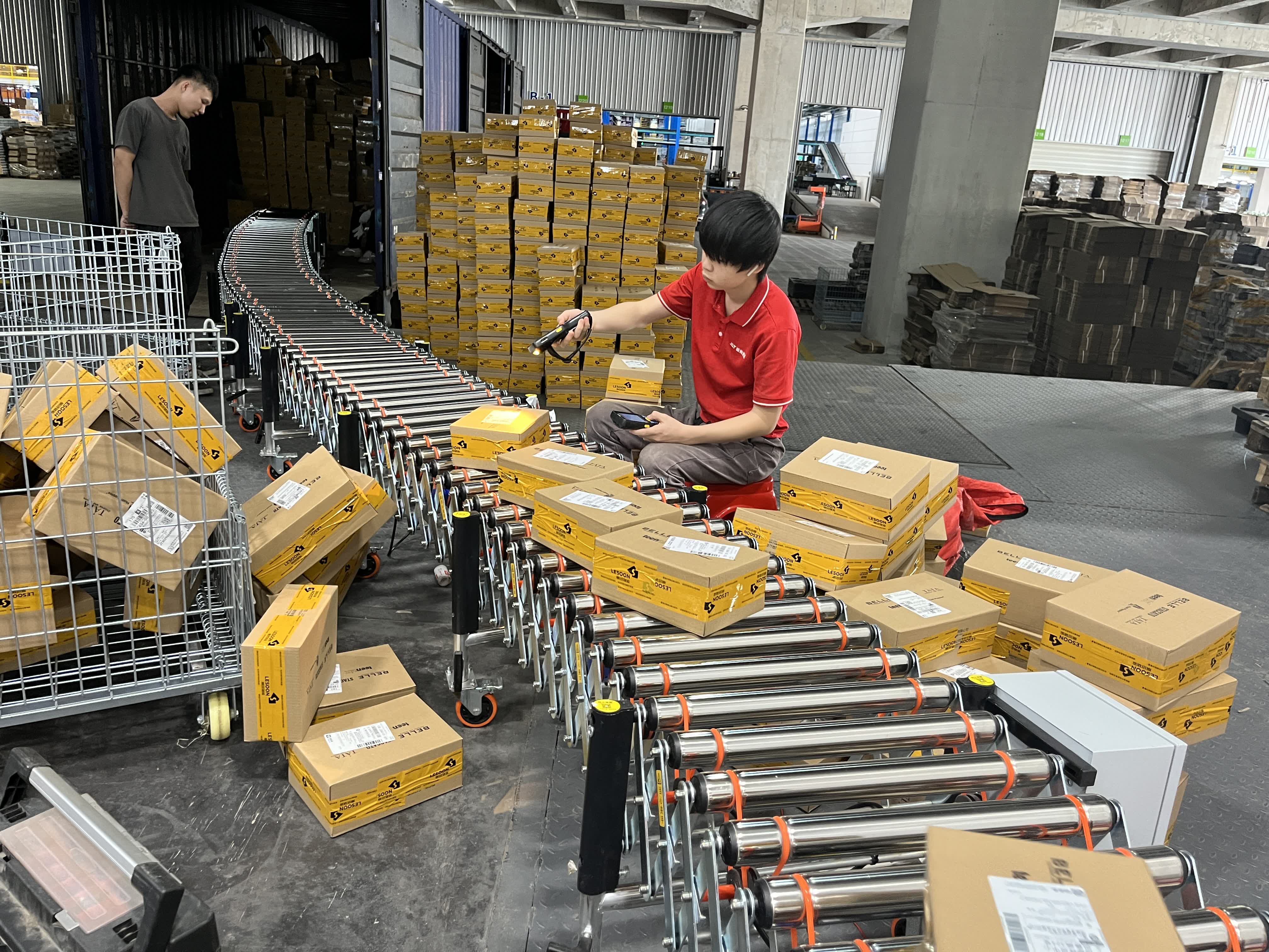 有平台的情况下_滚筒输送机直接伸进车厢