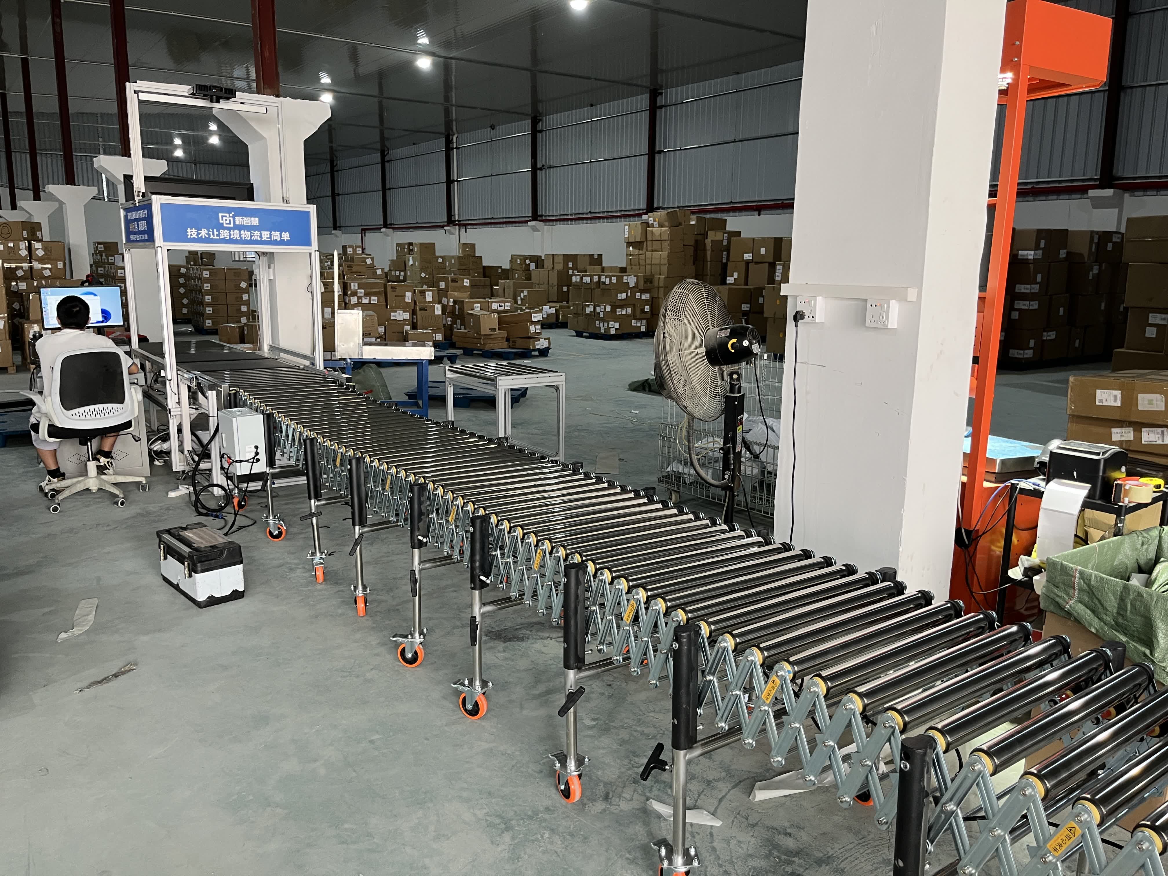 滚筒输送机在物流仓库中的使用